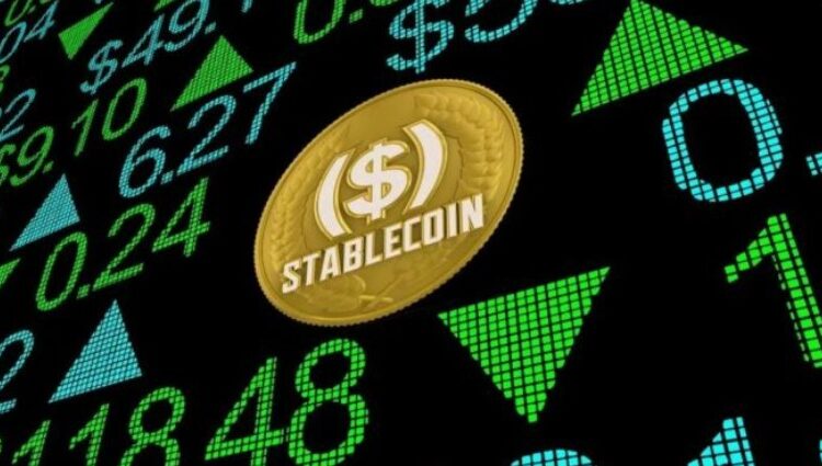 Moneda digital de stablecoin dispuesta sobre una pantalla digital.