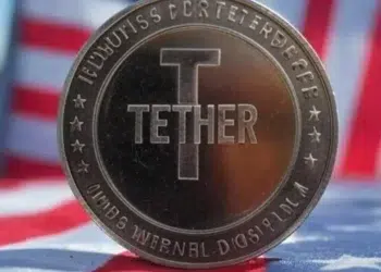 Moneda con la escritura "Tether" por delante de una bandera con los colores de Estados Unidos.
