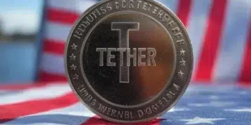 Moneda con la escritura "Tether" por delante de una bandera con los colores de Estados Unidos.