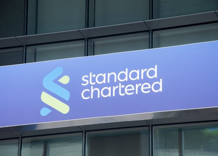 Un cartel del banco Standard Chartered.