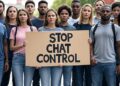 Personas en Europa piden frenar el proyecto apodado Chat Control. Fuente: Imagen generada con Grok IA por CriptoNoticias.