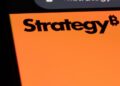 Logo de Strategy mostrado en una pantalla de teléfono inteligente.