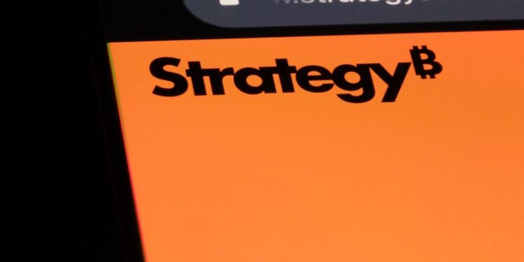 Logo de Strategy mostrado en una pantalla de teléfono inteligente.