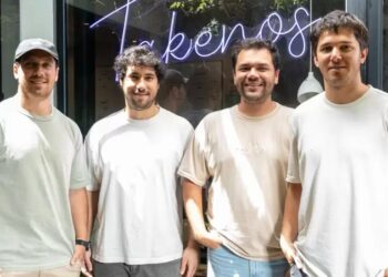 Foto en la que aparecen posando los fundadores de Takenos.