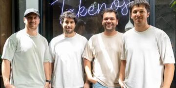 Foto en la que aparecen posando los fundadores de Takenos.