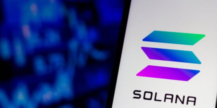 Teléfono mostrando el logo de solana con un fondo azul.