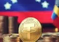 logo de USDT sobre una bandera venezolana
