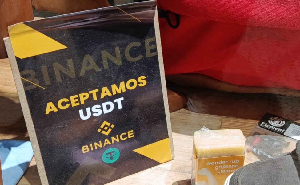 Photograph a store in Caracas that accepts USDT as payment.