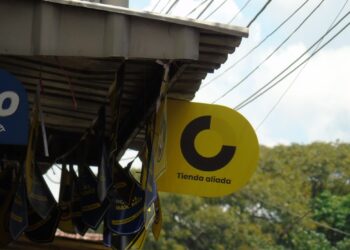 Fotografía de un cartel de Cashea a las afueras de un local comercial en Caracas.