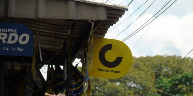 Fotografía de un cartel de Cashea a las afueras de un local comercial en Caracas.