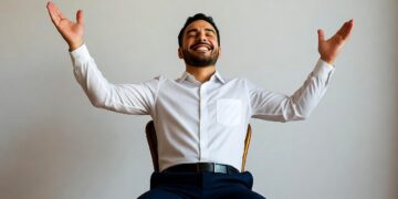 Foto de hombre festejando como un trader ganando dinero.