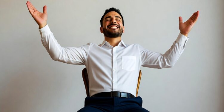 Foto de hombre festejando como un trader ganando dinero.