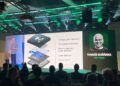 Presentación Trezor en conferencia. Su CTO Tomáš Šůsánka muestra chip K1 con detectores voltaje, temperatura y láser para seguridad blockchain