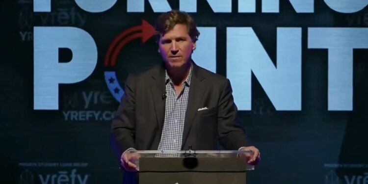 El periodista Tucker Carlson dando una presentación.
