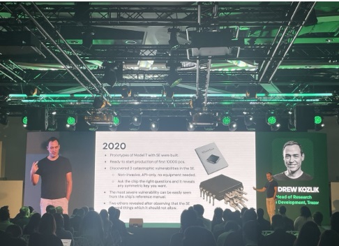 Kozik hace una presentación en un evento sobre hardware wallets.