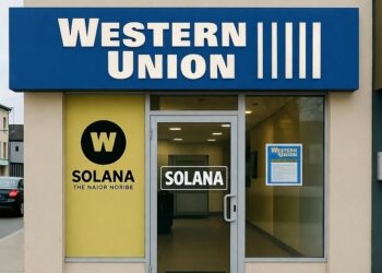 Vista frontal realista y horizontal de una sucursal de Western Union en una calle urbana. El letrero principal muestra "Western Union" en azul con letras blancas. En la ventana izquierda aparece el logo de Solana integrado con el de Western Union, incluyendo el texto "W SOLANA THE NAIOR NORIBE".