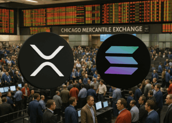 Logos de las criptomonedas XRP y solana en una vista panorámica del CME.