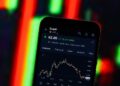 Un celular con gráficos de precio de Zcash