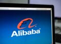 Pantalla de un monitor de computadora mostrando la página de inicio de Alibaba.com con el logo naranja