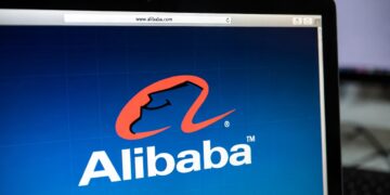 Pantalla de un monitor de computadora mostrando la página de inicio de Alibaba.com con el logo naranja