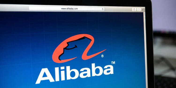 Pantalla de un monitor de computadora mostrando la página de inicio de Alibaba.com con el logo naranja