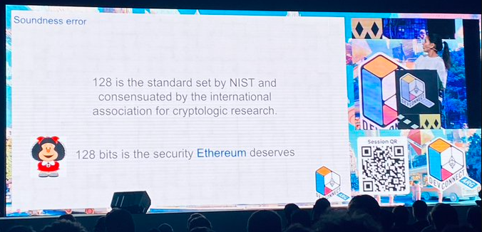 Una mujer dando una conferencia en un evento relativo a la red Ethereum.