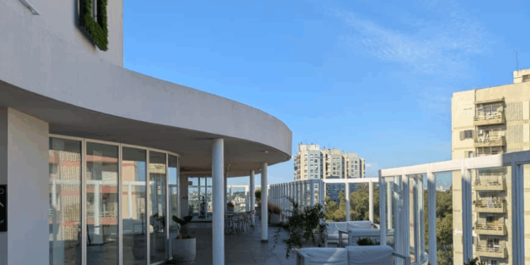 Una terraza soleada que ahora disfruta un argentino que compró vivienda con un préstamo de bitcoin como colateral.