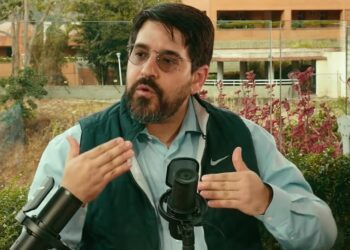 El economista Asdrúbal Oliveros en entrevista con la periodista Endrina Yépez.