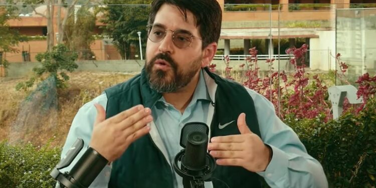 El economista Asdrúbal Oliveros en entrevista con la periodista Endrina Yépez.