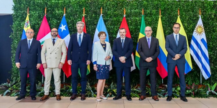 Foto en la XLIII Reunión de Presidentes de Bancos Centrales de América del Sur.