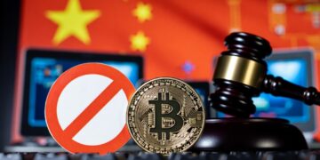 La bandera de China junto a un cartel de "prohibido", una moneda de bitcoin y un martillo judicial.