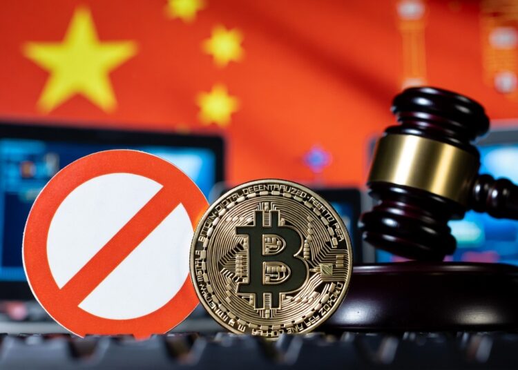La bandera de China junto a un cartel de "prohibido", una moneda de bitcoin y un martillo judicial.