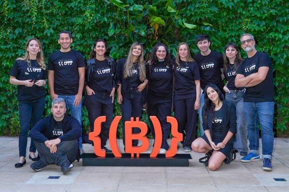 Equipo de ONG Bitcoin Argentina junto al nuevo logo en el evento Bitfire Night Party.