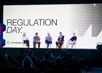 Mykolas Majauskas de Bybit conversando en el panel de Regulation Day 2025.