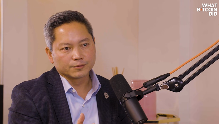 Phong Le, CEO de Strategy, durante una entrevista explicando cuándo podrían vender bitcoin.