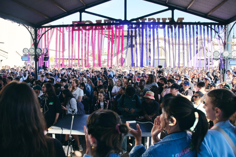 Personas en la celebración final durante el último día de la Devconnect Argentina.