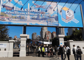 La entrada a Devconnect Argentina, con una larga fila de personas esperando por entrar a La Rural, donde se desarrolló el evento sobre Ethereum.