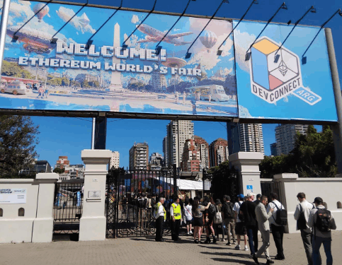 La entrada a Devconnect Argentina, con una larga fila de personas esperando por entrar a La Rural, donde se desarrolló el evento sobre Ethereum.
