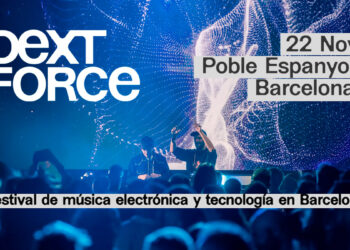 Dj, multitud, en fondo azul con logo de Dext Force