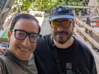 Posan juntos el fundador de Tropykus Mauricio Tovar y Diego González Zaldíva.