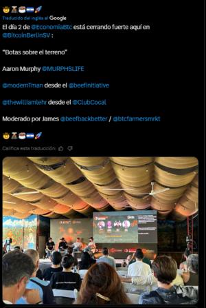 Múltiples personas reunidas en un salón observan a bitcoiners mientras exponen sobre la moneda digital pionera.