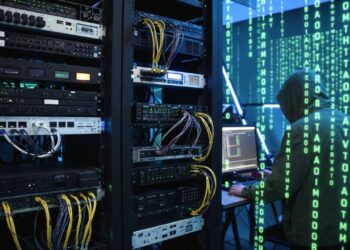 Un hacker operando en un centro de computación.