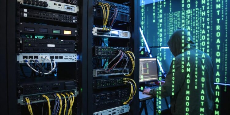 Un hacker operando en un centro de computación.