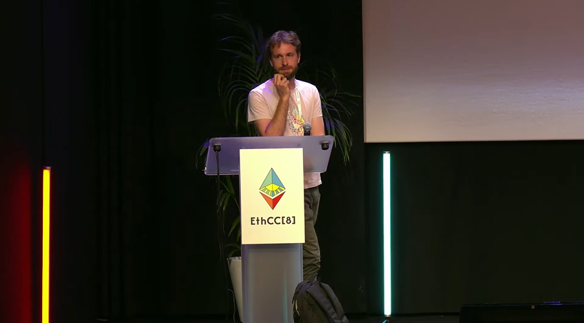 Justin Drake en un escenario dando una conferencia.