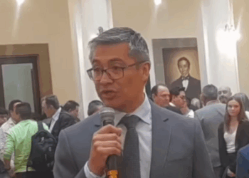 José Gabriel Espinoza, ministro de economía de Bolivia hablando por micrófono.