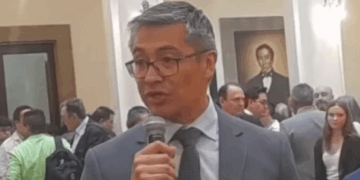 José Gabriel Espinoza, ministro de economía de Bolivia hablando por micrófono.