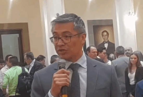 José Gabriel Espinoza, ministro de economía de Bolivia hablando por micrófono.