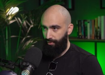 Foto del desarrollador Mert Mumtaz en un podcast.