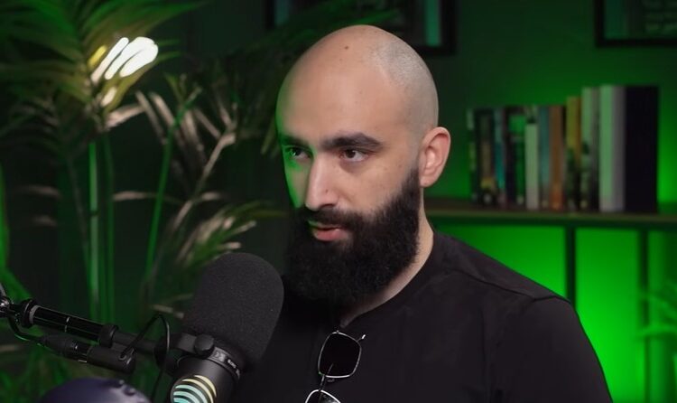 Foto del desarrollador Mert Mumtaz en un podcast.