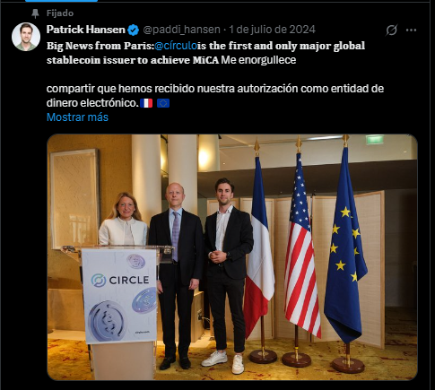 Patrick Hansen junto al CEO de Circle detrás de un podio durante el lanzamiento de la stablecoin EURC.